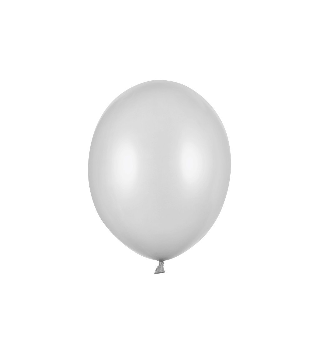 Balení šedých latexových balónků