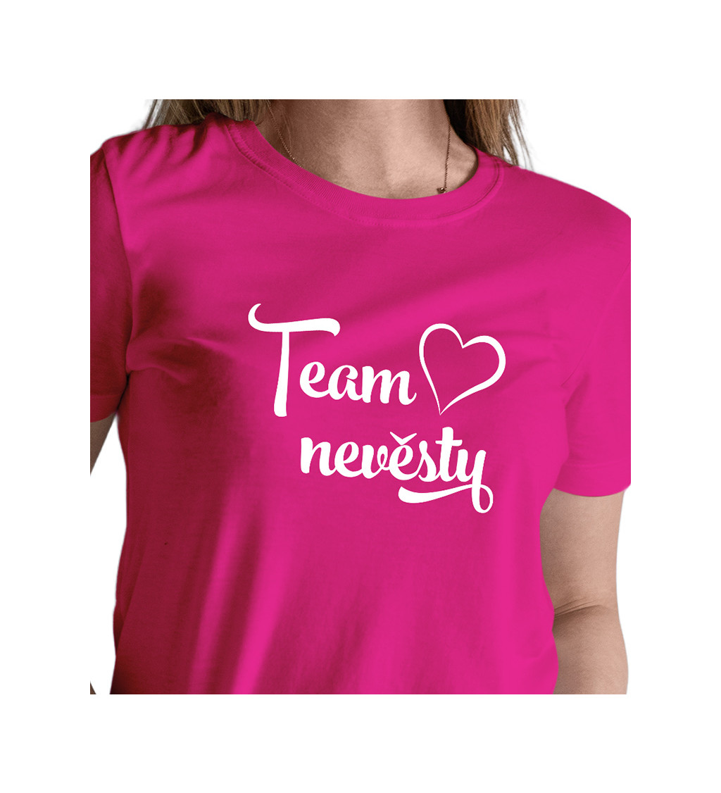 Růžové dámské tričko Team nevěsty - srdíčko