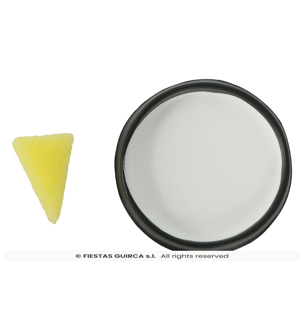 Bílý líčicí make-up s houbičkou