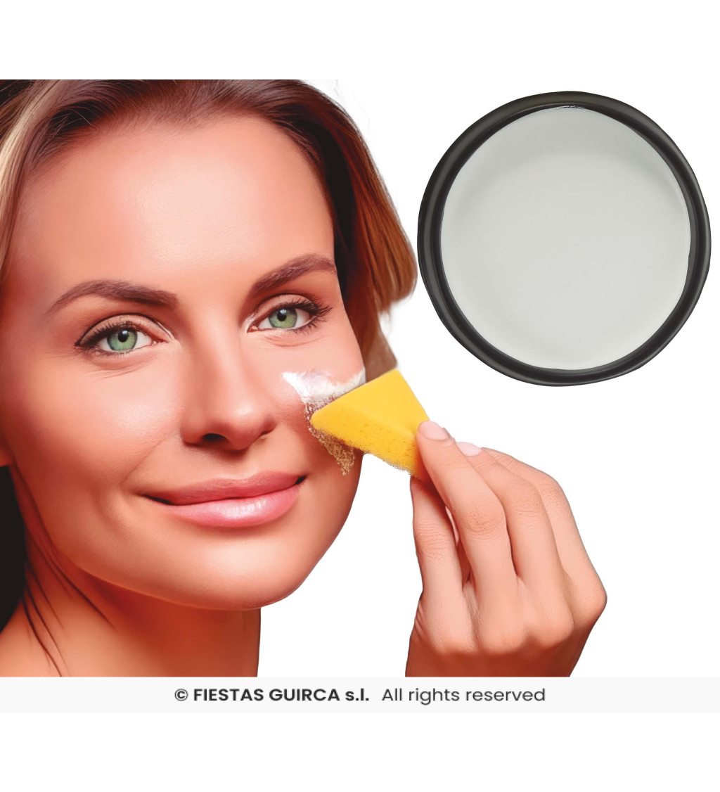 Bílý líčicí make-up s houbičkou