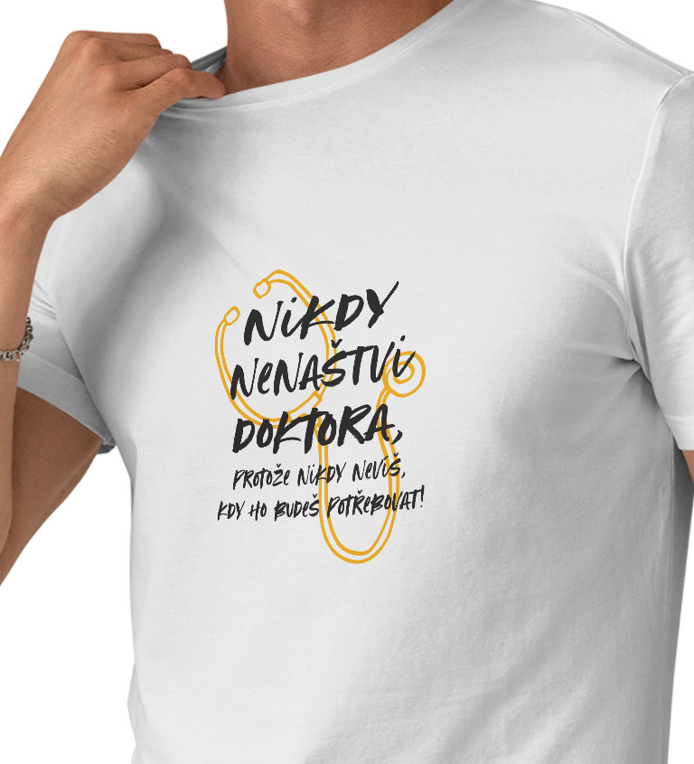 Bílé pánské tričko – Nikdy nenaštvi doktora
