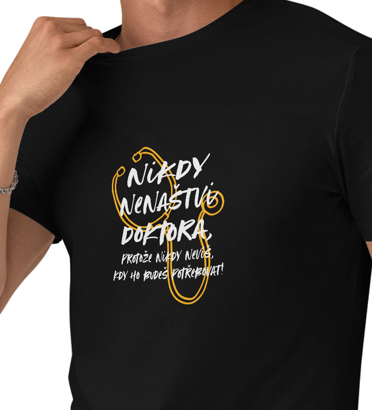 Černé pánské tričko – Nikdy nenaštvi doktora