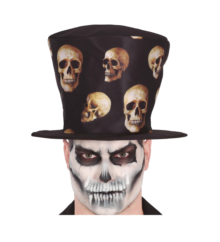 Černý klobouk s lebkami